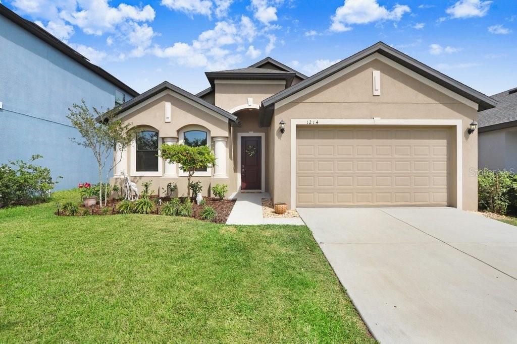 Attached, Exterior, Facade, American Craftsman