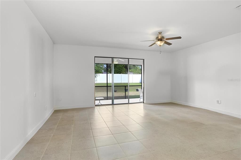Empty room, Interior