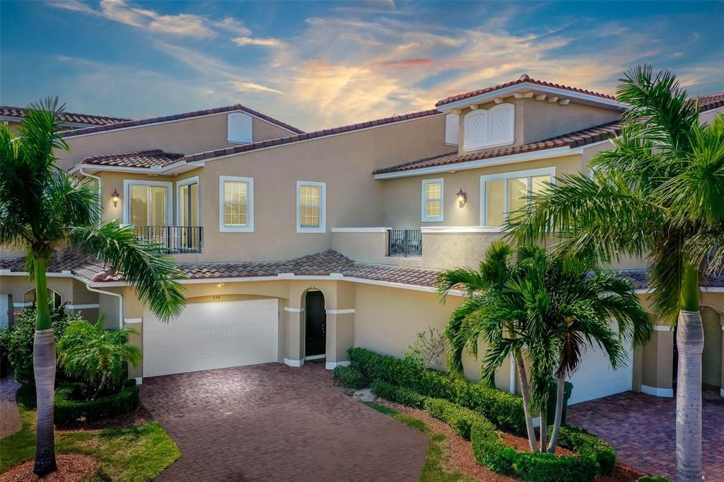 Attached, Exterior, Facade, Mediterranean