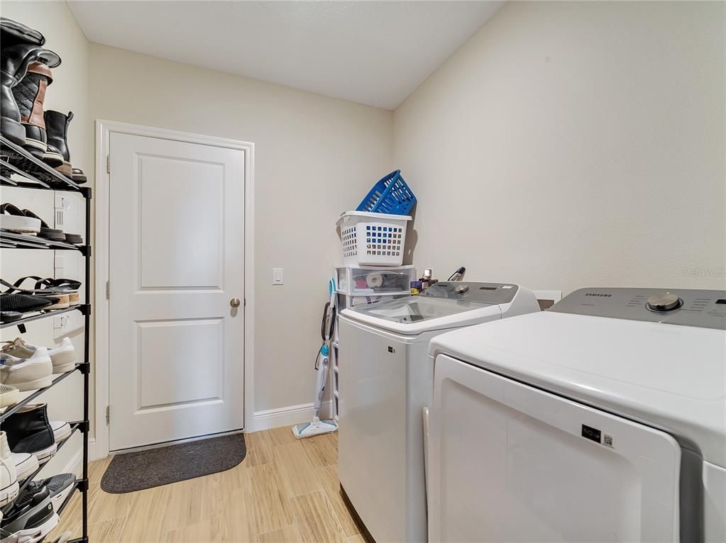 Interior, Washer, Wood Texture Flooring