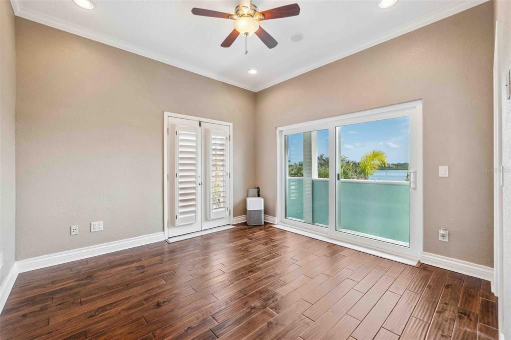 Empty room, Interior, Recessed Lighting, Water, Wood Texture Flooring