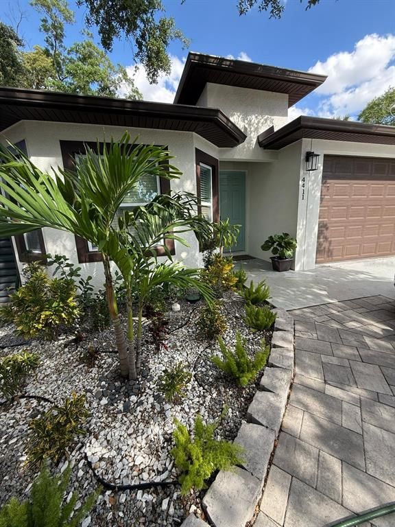 Attached, Exterior, Facade, Modern