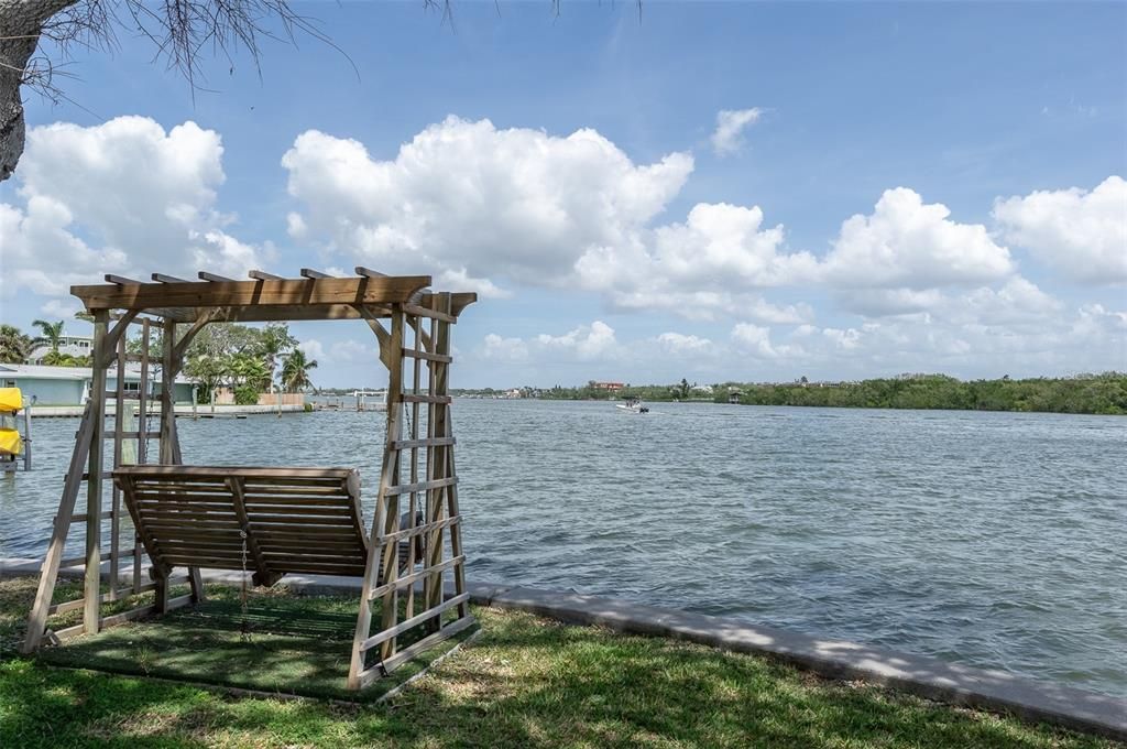 Exterior, Lake