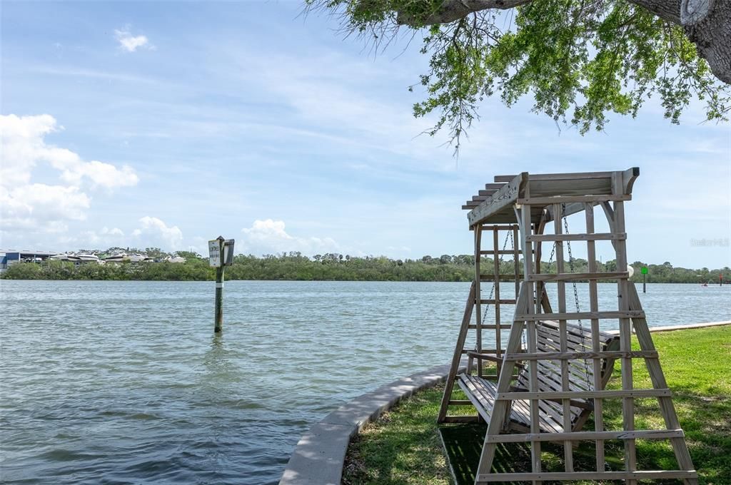 Exterior, Lake