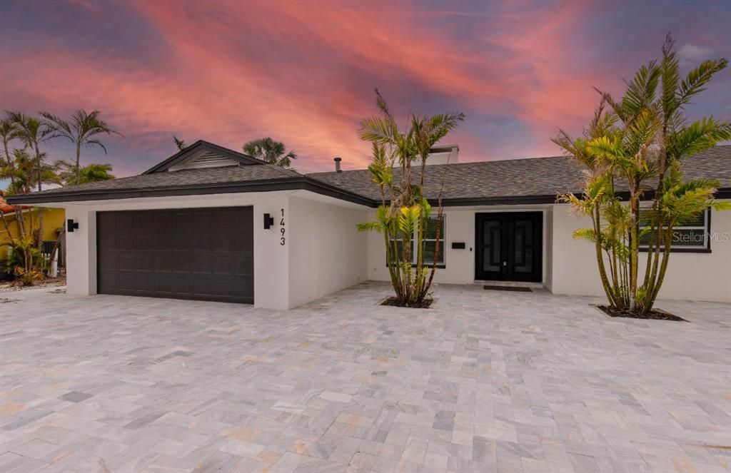 Attached, Exterior, Facade, Ranch