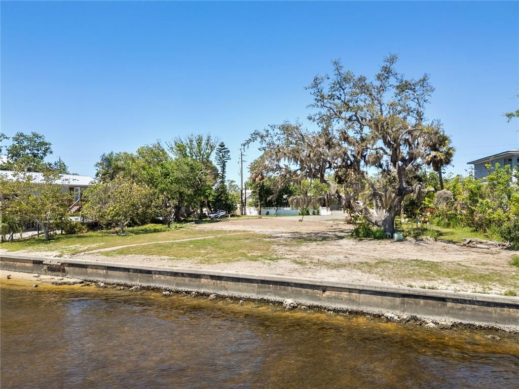 Exterior, Lake