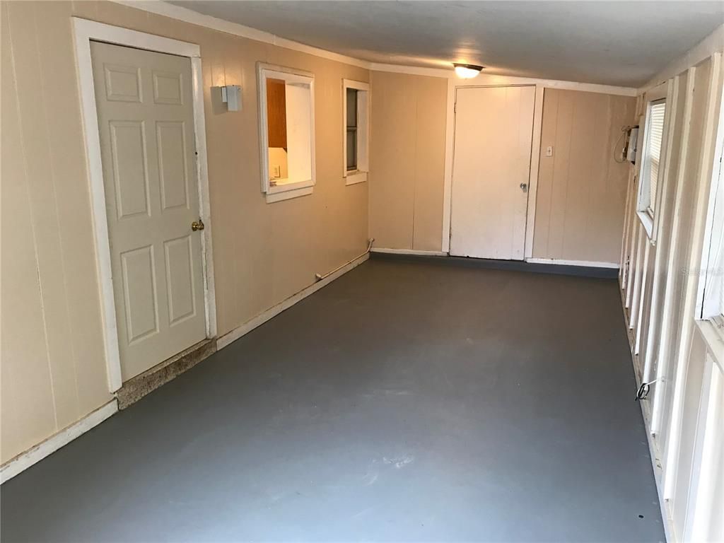 Empty room, Interior