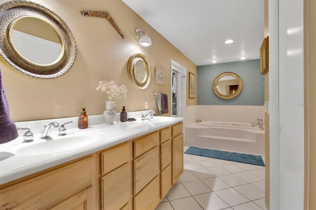 Bathroom, Dual Sink Vanities, Interior, Recessed Lighting