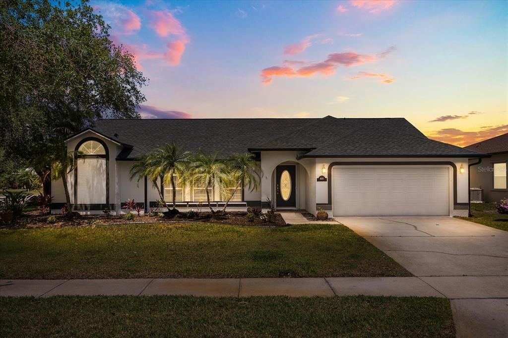 Attached, Exterior, Facade, Ranch