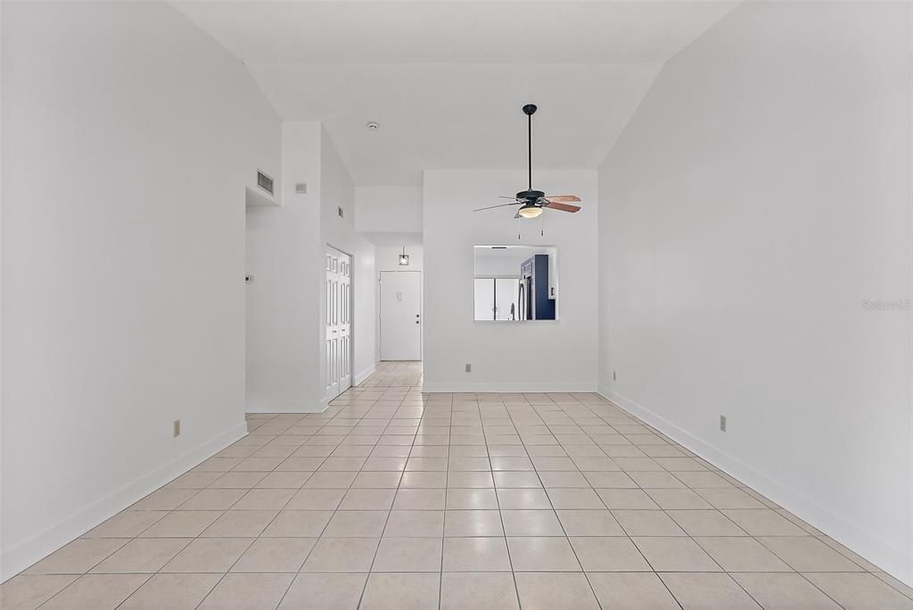 Empty room, Interior