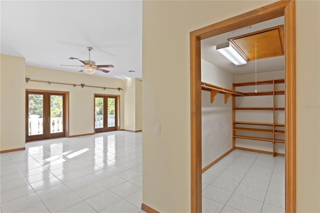 Empty room, Interior