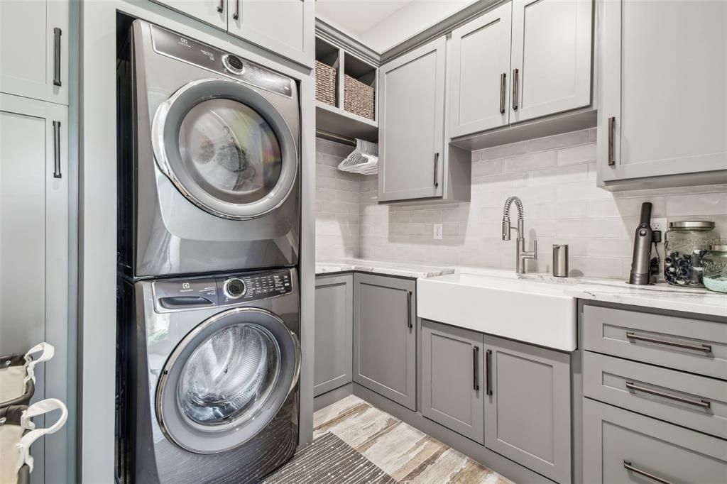 Interior, Washer, Wood Texture Flooring