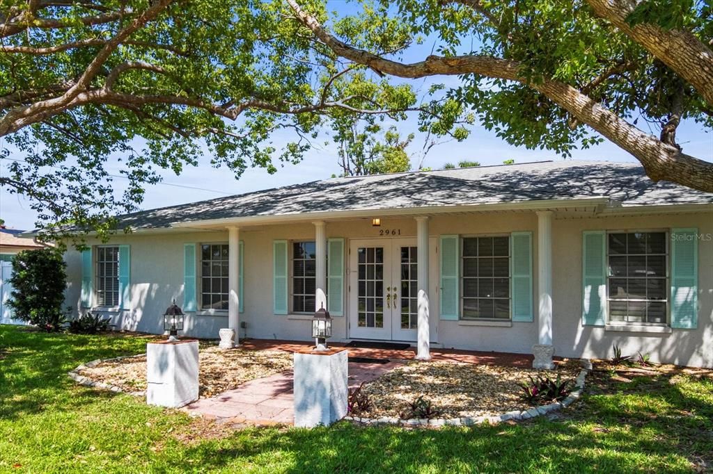 Exterior, Facade, Ranch