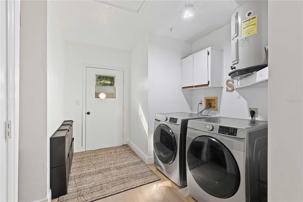 Interior, Washer, Wood Texture Flooring