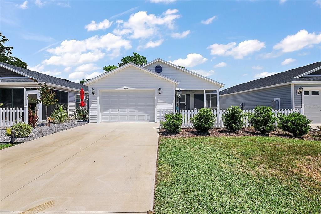 Attached, Exterior, Facade, Ranch
