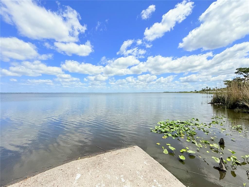 Exterior, Lake