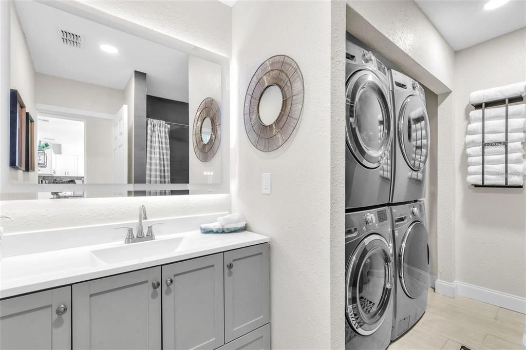 Interior, Recessed Lighting, Washer, Wood Texture Flooring