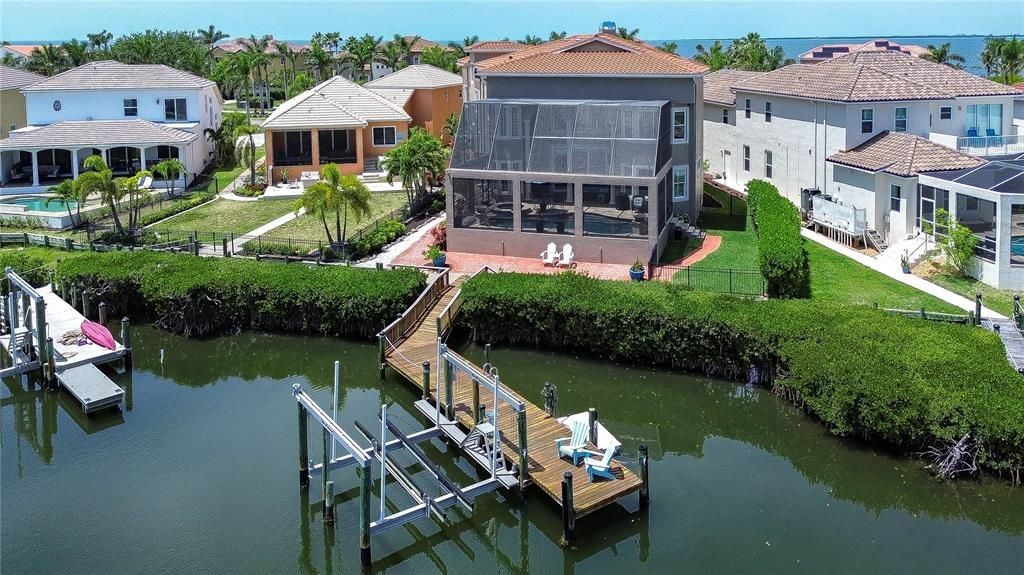Exterior, Lake