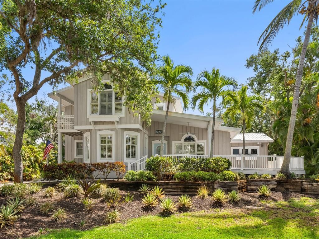 Backyard, Exterior, Facade, Farmhouse