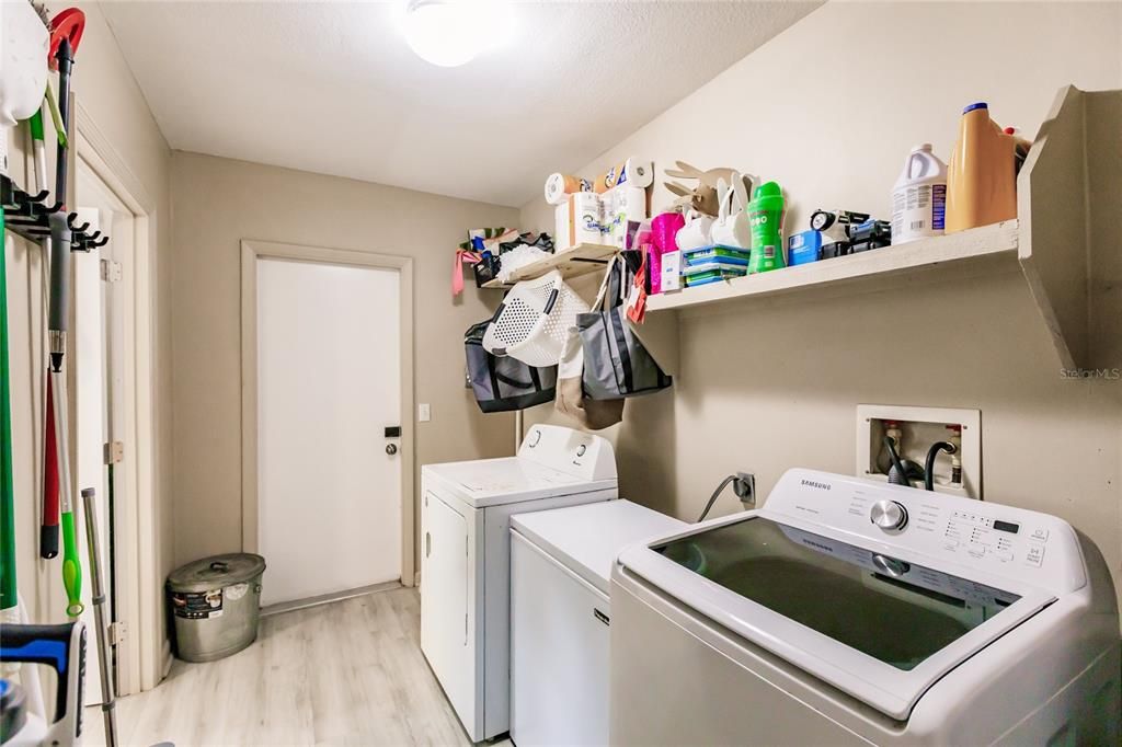 Interior, Washer, Wood Texture Flooring