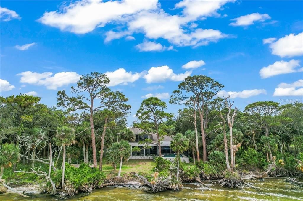 Exterior, Lake