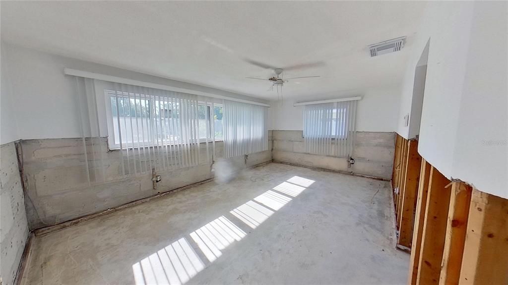 Empty room, Interior