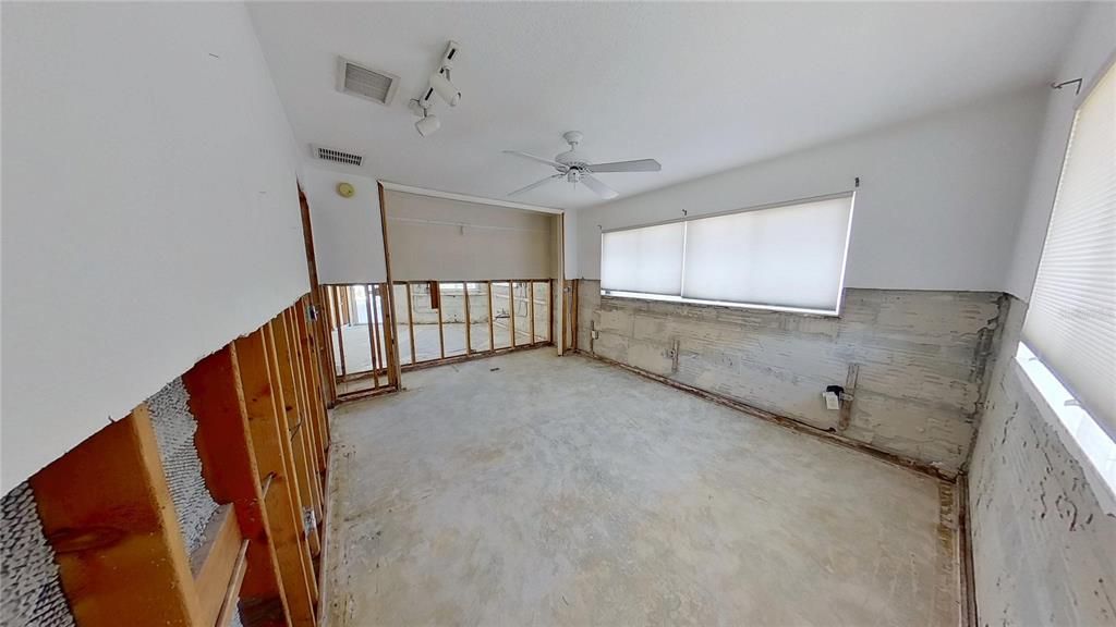 Empty room, Interior