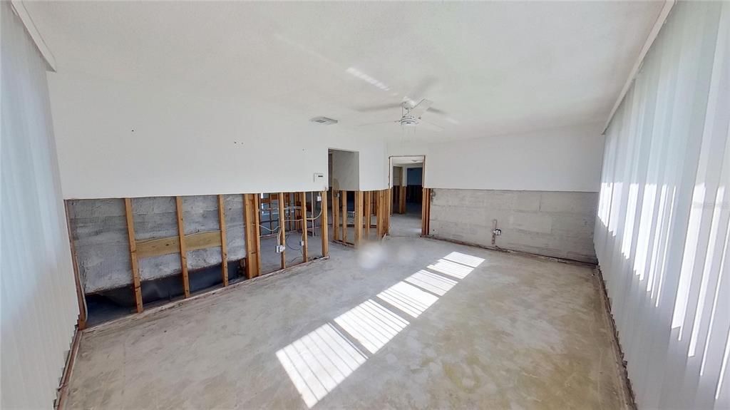 Empty room, Interior