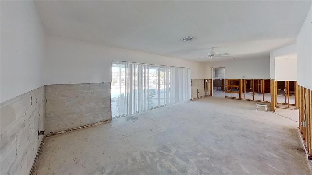 Empty room, Interior