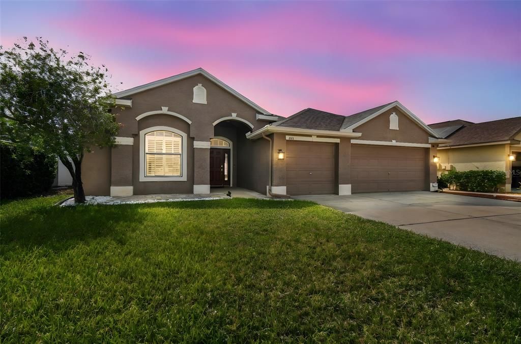Attached, Exterior, Facade, Ranch