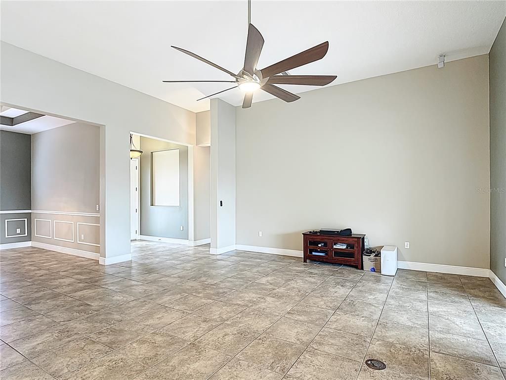 Empty room, Interior