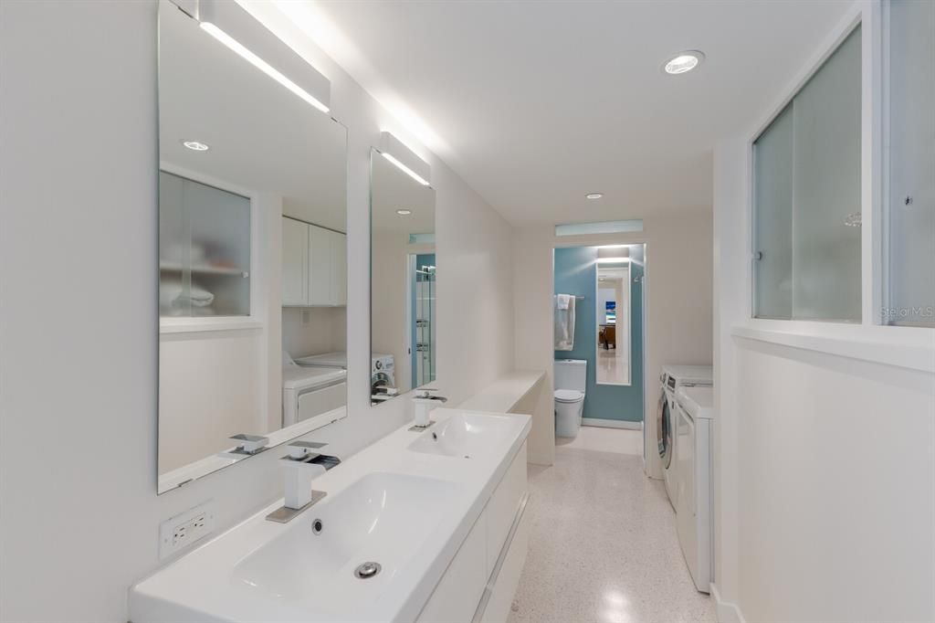 Bathroom, Dual Sink Vanities, Interior, Recessed Lighting