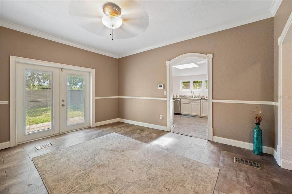 Empty room, Interior