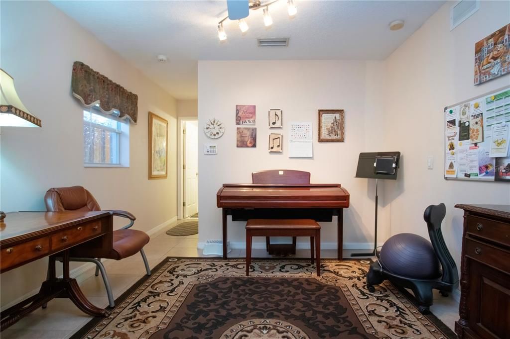 Interior, Piano