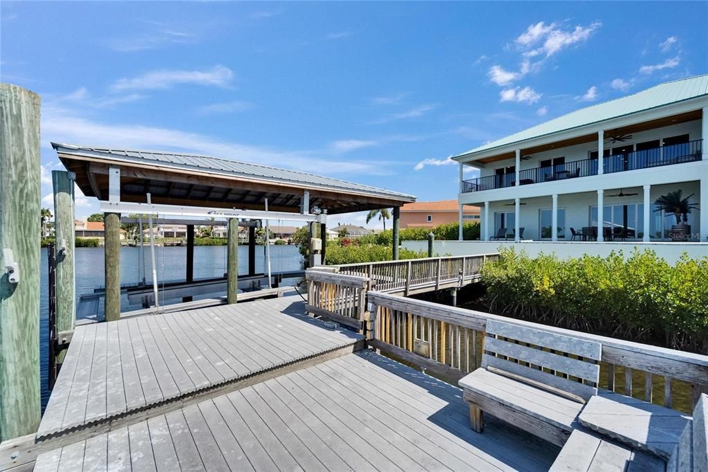 Exterior, Lake