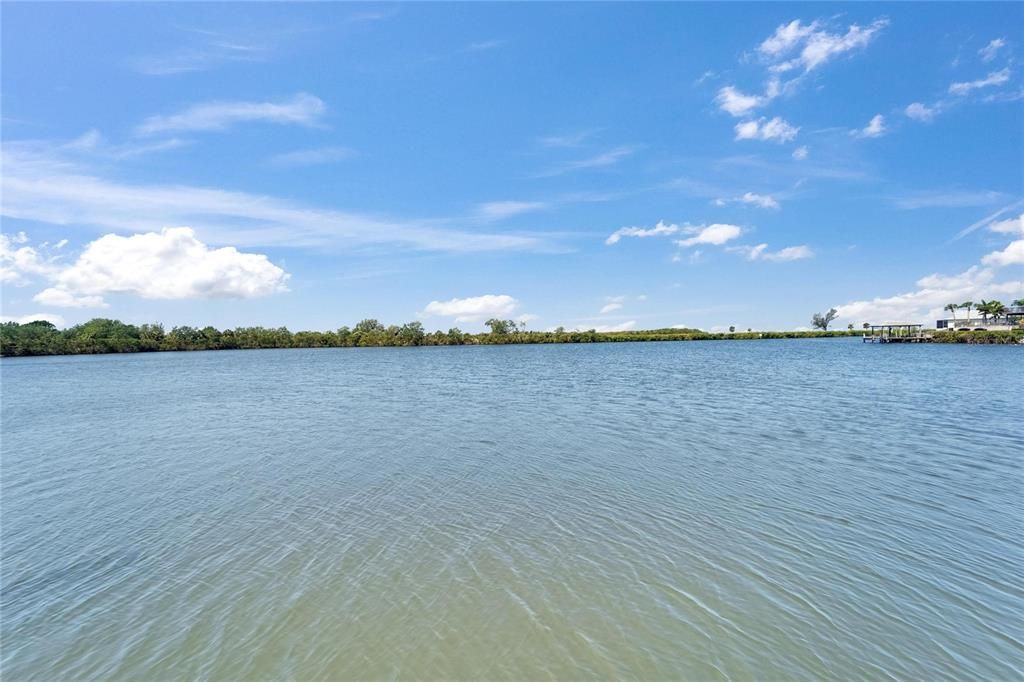 Exterior, Lake