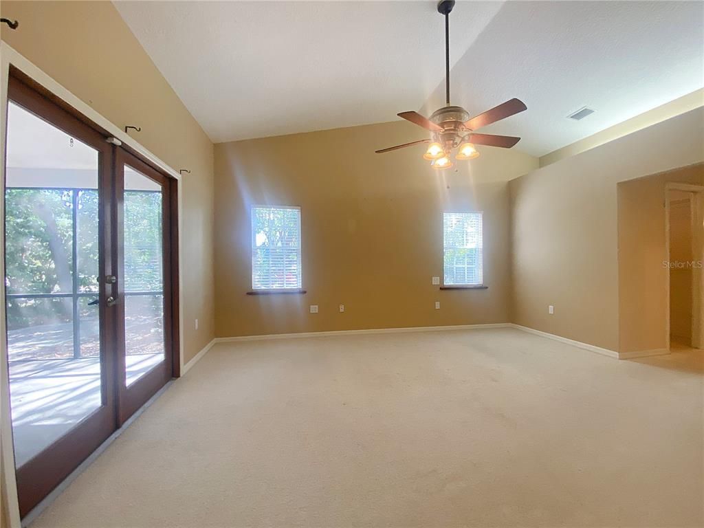 Empty room, Interior
