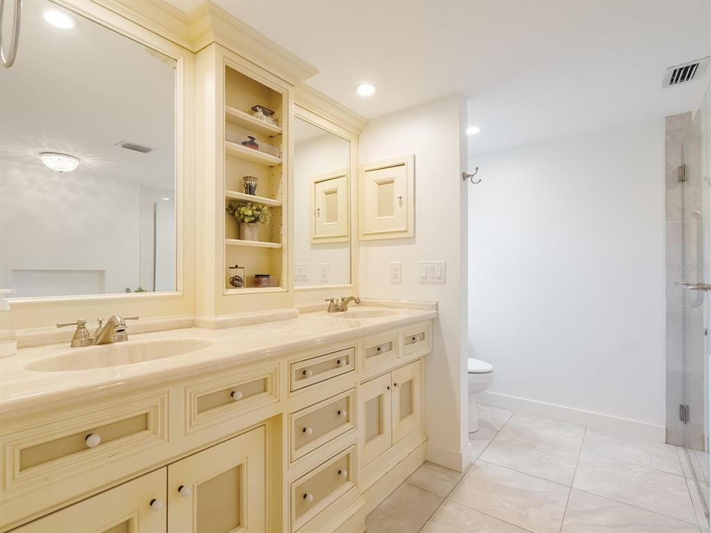 Bathroom, Dual Sink Vanities, Interior, Recessed Lighting