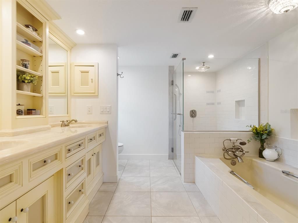 Bathroom, Dual Sink Vanities, Interior, Recessed Lighting
