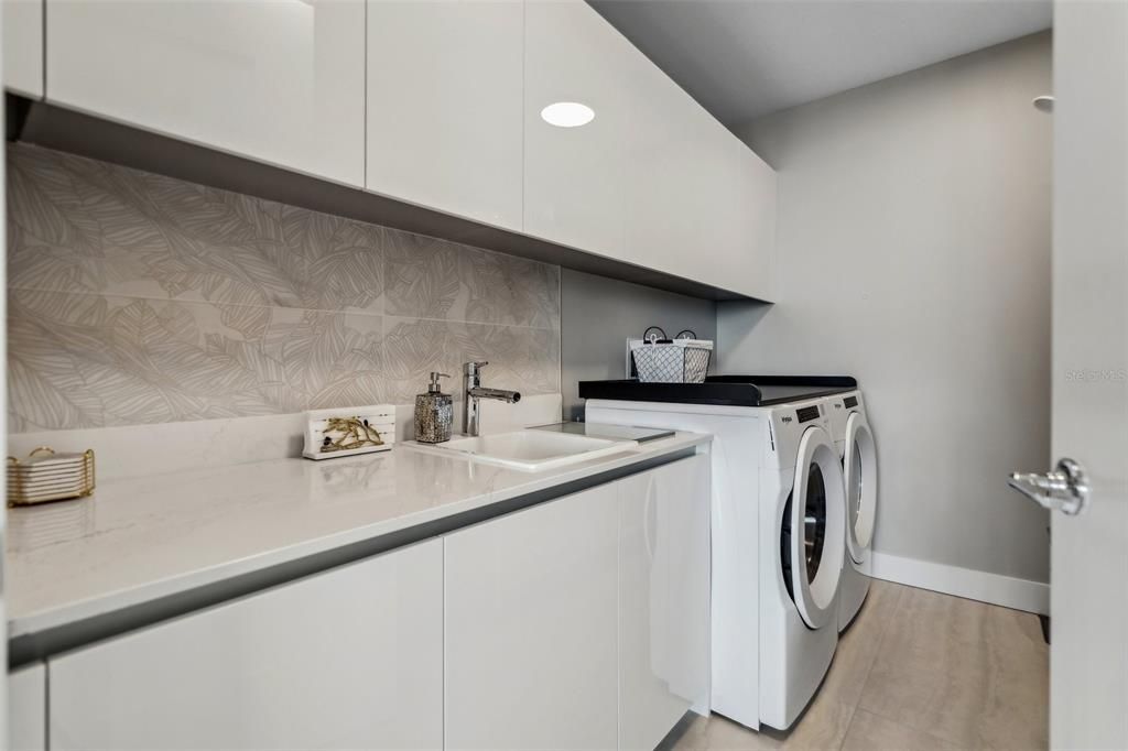 Interior, Washer, Wood Texture Flooring