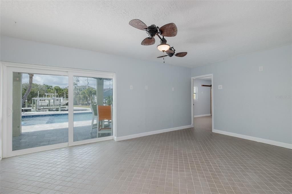 Empty room, Interior