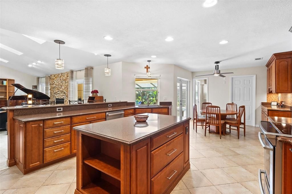 Dining room, Interior, Kitchen, Pendant Lights, Piano, Recessed Lighting