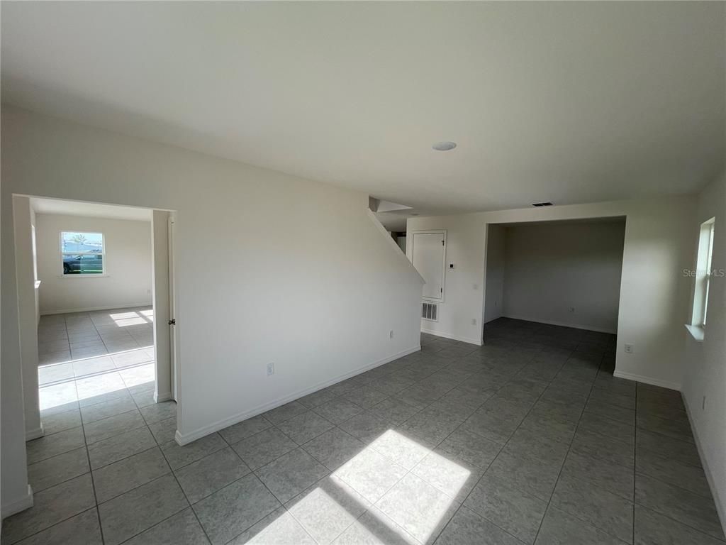Empty room, Interior
