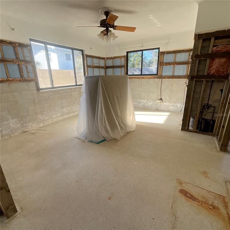 Empty room, Interior