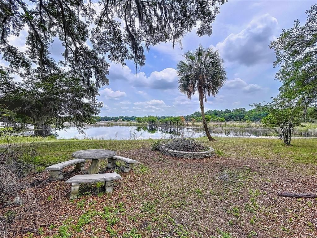 Exterior, Lake