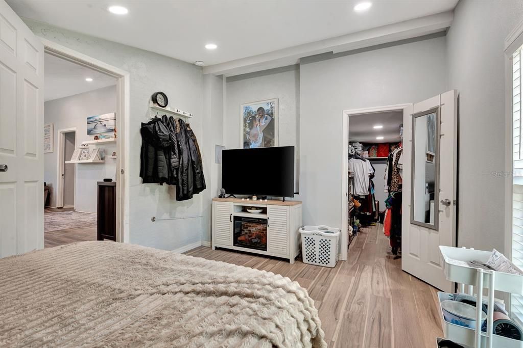 Interior, Recessed Lighting, Wood Texture Flooring