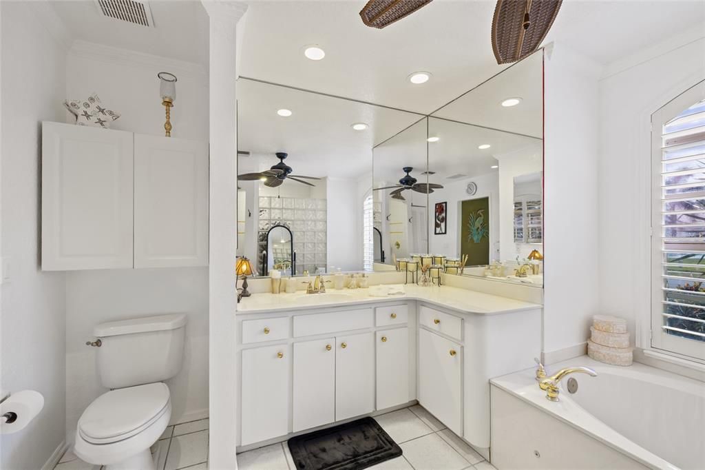 Bathroom, Dual Sink Vanities, Interior, Recessed Lighting