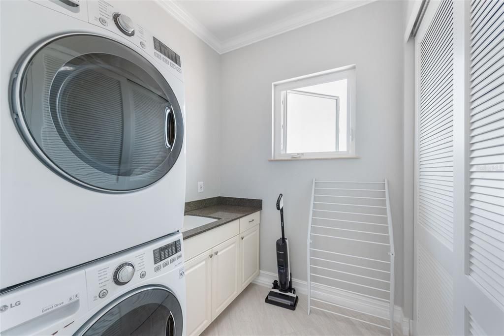 Interior, Utility Closets, Washer, Wood Texture Flooring