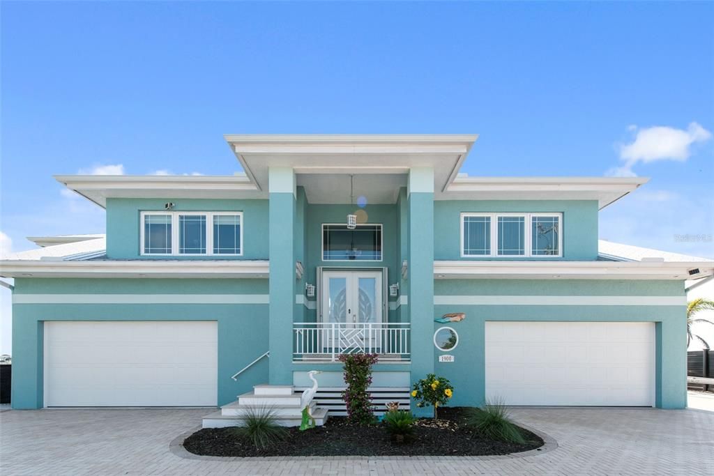 Attached, Exterior, Facade, Modern
