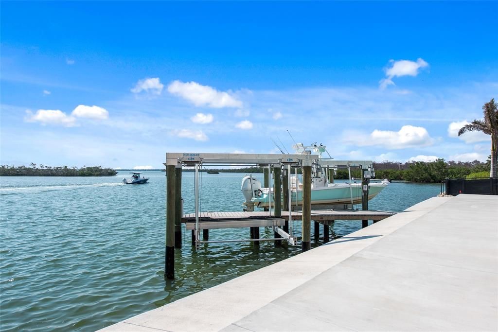 Exterior, Lake